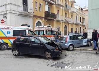 Impatto fra auto all'incrocio fra via Maraldo da Trani e via Amedeo: due feriti