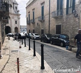 Via Prologo e via Ognissanti, fine dei parcheggi selvaggi e pedoni più sicuri con i nuovi pali «Città di Trani»