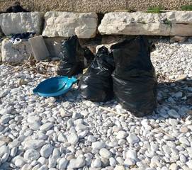 Trani, volontari puliscono lo Scoglio di Frisio