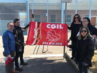 Licenziati il 31 marzo, ancora non assunti: sit - in dei lavoratori nella mensa nel carcere di Trani