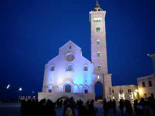Giornata della consapevolezza sull'autismo, i principali monumenti di Trani si tingono di blu