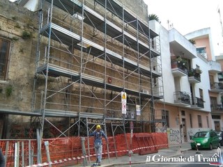 Trani, finalmente iniziata la rimozione del tetto in amianto dell'ex Supercinema