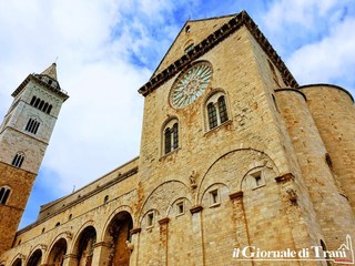 Cattedrale di Trani, torna a splendere il rosone di piazza Addazi ma le scritte sono ancora lì