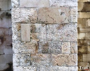 Cattedrale di Trani, dopo due mesi finalmente rimosse le scritte. In azione anche restauratori diocesani