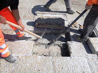 Trani, arriva la Madonna Addolorata: interventi urgenti al basolato