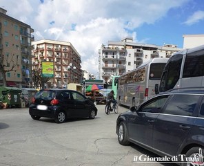 Piazza Indipendenza e via Finanzieri, troppe auto ovunque e Trani fa di nuovo una pessima figura con i bus dei turisti
