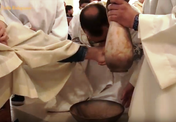 Trani religiosa, nella messa in Coena Domini c'è ancora la lavanda dei piedi. Foto e video di una notte di intenso raccoglimento