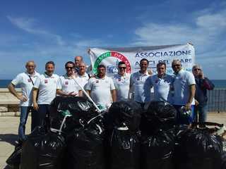 Trani, ripulito un tratto di costa a cura di volontari: raccolte 50 buste