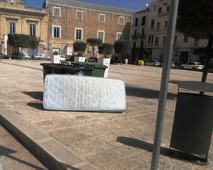 25 aprile, materasso abbandonato in piazza Longobardi. Amiu Trani lo rimuove, Nacci lamenta: «Impossibile che nessuno abbia visto»