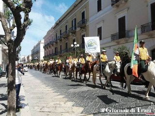 FOTO e VIDEO. Natura a cavallo sceglie anche Trani per la sua sfilata nazionale: in duecento per le vie della città