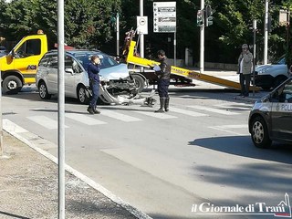 Trani, impatto fra via Malcangi e Venezia: auto distrutte, due feriti lievi