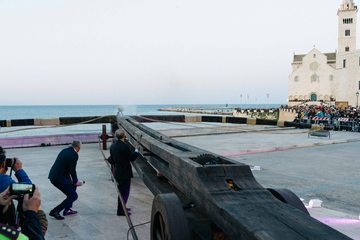 FOTO e VIDEO. Trani, bagno di folla per il volo verso il mare della palla di fuoco scagliata dalla balestra di Leonardo da Vinci