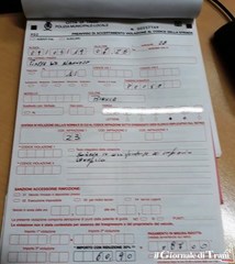 Auto parcheggiata sotto il semaforo, la Polizia locale di Trani ha sanzionato il conducente