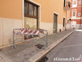 AGGIORNATO. Trani, pericoloso cedimento del marciapiede in via Lambertini. Transennato dopo la nostra segnalazione