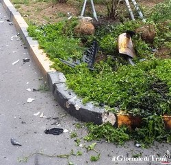 Si schianta nell'aiuola, ma fa retromarcia e se ne va senza chiamare alcuno: Trani, incidente «fantasma» in via Tasselgardo