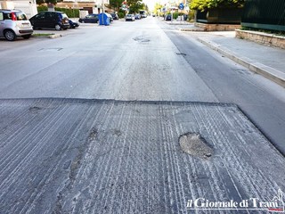 Trani, urgono allacciamenti ai nuovi palazzi: bitumazione di via Malcangi ferma da quasi un mese per non rovinarla dopo