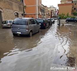 Pioggia a Trani, allagata via Pietro Tisci
