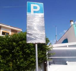 Arriva giugno e ritorna la sosta a pagamento sul lungomare di Trani, ma a mezzogiorno i cartelli erano ancora coperti