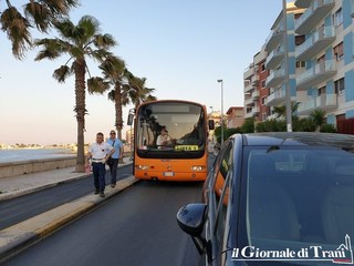 Lungomare di Trani, parcheggia in divieto e blocca bus per quasi un'ora: auto rimossa dal servizio stradale