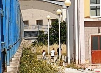 Trani senza limiti: occupata parte della Papa Giovanni XXIII chiusa per pericolo di crollo. Ci sono anche bambini