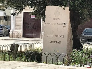 Trani senza rispetto: nella omonima piazza, imbrattati cippo e memoria dei caduti di Nassiriya