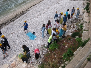 Pulizia spiagge a Trani, solo per oggi venticinque nuovi operatori per Amiu: sono i ragazzi della Rocca-Bovio-Palumbo