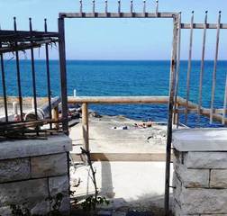 Accesso su spiaggia libera del lungomare, rimossa la porta in lamiera: la Procura di Trani ne ha autorizzato la facoltà d'uso