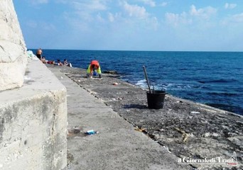 Pulizia del litorale di Trani, ieri è partita quella quotidiana di Amiu. Le spiagge libere con servizi le puliscono i concessionari