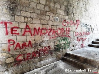 Scritte sui muri nel centro storico di Trani, colpita anche Porta antica