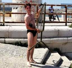 Transenna in acqua, tutti criticano ma nessuno si muove: lo fa Nino e si fa anche male per recuperarla