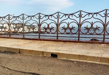 Piazza Duomo e via Grado, via alla gara per la messa in sicurezza delle ringhiere sul mare: base d'asta, 12mila euro