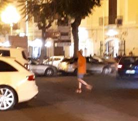 Trani, lungomare Chiarelli: lavori e disagi fino a venerdì prossimo. Intanto, affari d'oro per il parcheggiatore abusivo di piazza Plebiscito