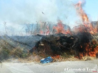 AGGIORNATO. Via Giachetti... e due: secondo incendio consecutivo, ma questa volta il proprietario non è il Comune di Trani