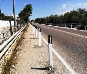 Cento paletti vandalizzati, o danneggiati, in cinque anni: con la loro sostituzione le corsie pedonali fra Trani e Bisceglie tornano sicure