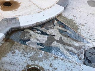 Dalle bottiglie galleggianti al mosaico: Trani, la fontana ornamentale di piazza Libertà ritrova lo splendore di una volta