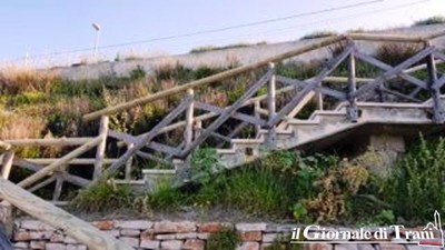 Seconda spiaggia, riparata la scaletta di accesso: il Comune di Trani ha effettuato i lavori con il ribasso d'asta di quelli al Mongelli