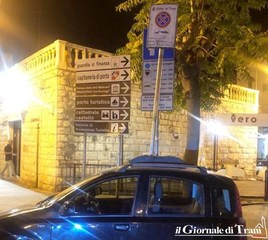 Le bravate danno sempre più brutti «segnali»: Trani, piantana su auto nell'indifferenza generale