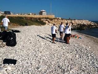 Trani, via Finanzieri 2: gli  «Amici del mare» ripuliscono la spiaggetta dai rifiuti
