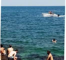Trani, al Monastero di Colonna sfilata di scafi a poche bracciate dai bagnanti: «Sono pericolosi e sporcano»