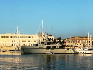 La «Mercedes del mare» si ferma in darsena: Trani, la lussuosa So' Mar resterà in porto tre giorni