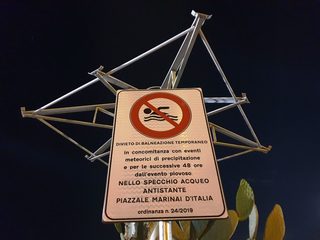 Sei cartelli in 150 metri: Colonna, adesso tutti sanno dell'ordinanza di divieto di balneazione «post piogge» del sindaco di Trani