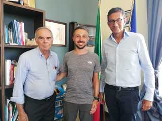 Contro la sclerosi multipla compie un viaggio a piedi attraverso tutta l'Italia. Ieri Marco Togni è arrivato a Trani