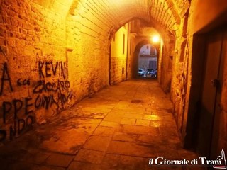 Centro storico di Trani, da giovedì prossimo le bonifiche dei muri imbrattati di via Dogana vecchia e Porta antica
