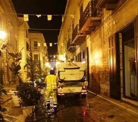 Igienizzazione delle strade di Trani, buona la prima ma con qualche auto di troppo sul percorso