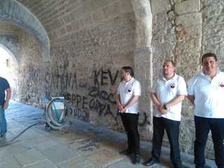 Questa mattina la bonifica di via Dogana vecchia. Ad eseguirla non Lu Smile, come previsto, ma gratuitamente i Templari cattolici