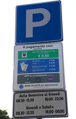 Parcometri in arrivo a Trani, adesso lo annunciano anche i nuovi cartelli bilingue della sosta a pagamento