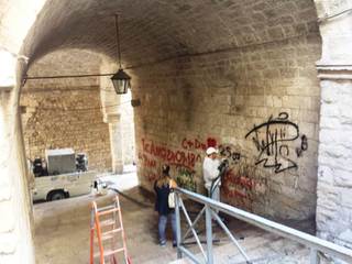 Trani, uno-due e via: porta Antica torna a risplendere dopo la pulizia in due fasi della Lu.smile