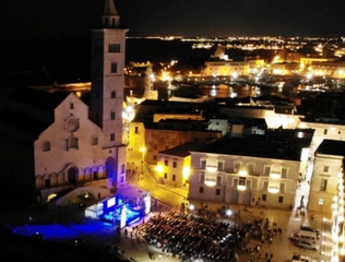 Il Giullare 2019 va a Verona: la serata finale all'ombra della cattedrale di Trani proclama vincitore «I cinque malfatti»