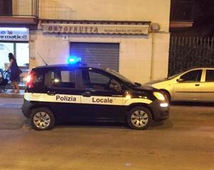 Trani, buca pericolosa in via Istria: auto della Polizia locale vi si piazza dentro per oltre un'ora fino alla riparazione