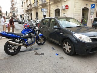 Moto contro auto in pieno centro a Trani: non preoccupanti le condizioni del motociclista